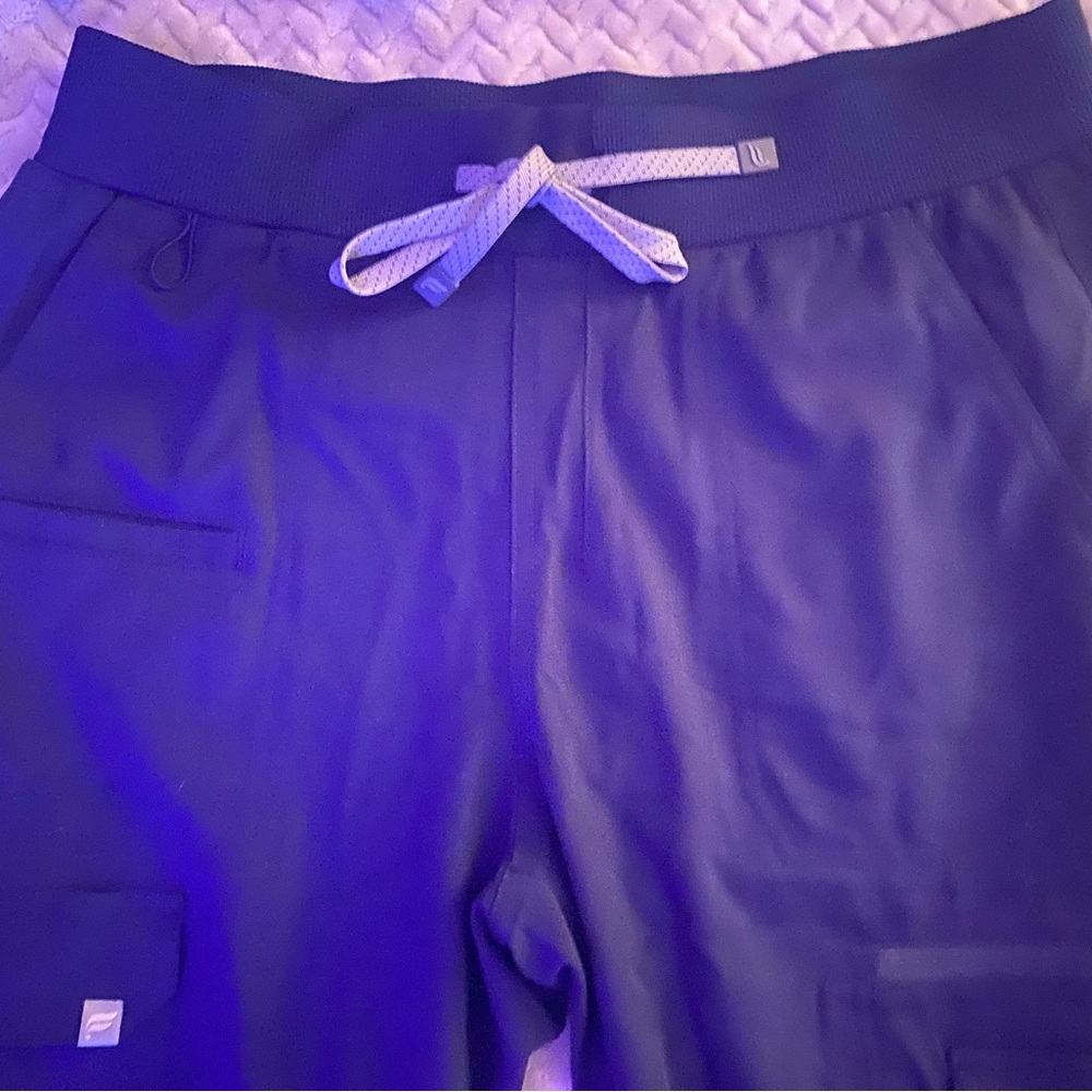Fabletics Navy blue women’s scrubs set NEW - Picture 3 of 6